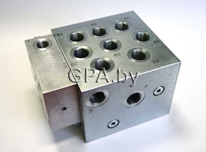 Блок управления блокировкой дифференциала гидростатической трансмиссии с 4 гидромоторами